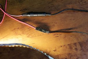 fertig angeschlossener LED Streifens an ein Steckernetzteil